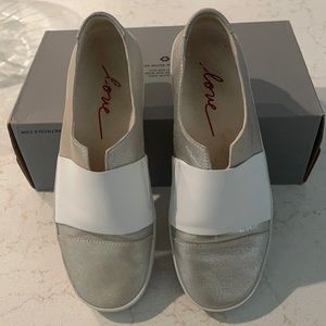 Ellen DeGeneres, size 7.5, silver and white tennis shoes